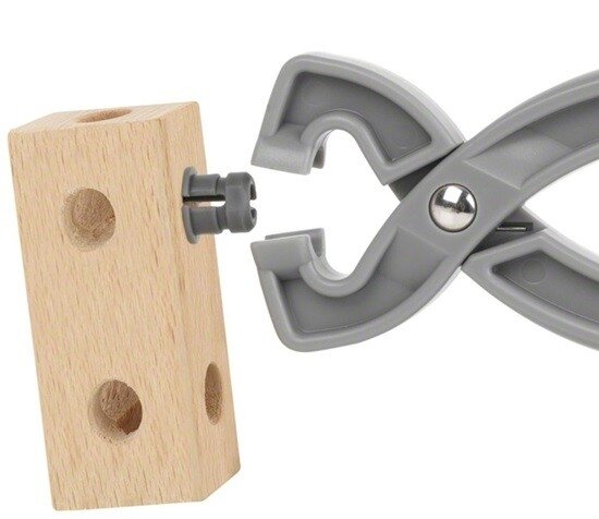 Close-up van houten Brio latjes met gaatjes en tang 