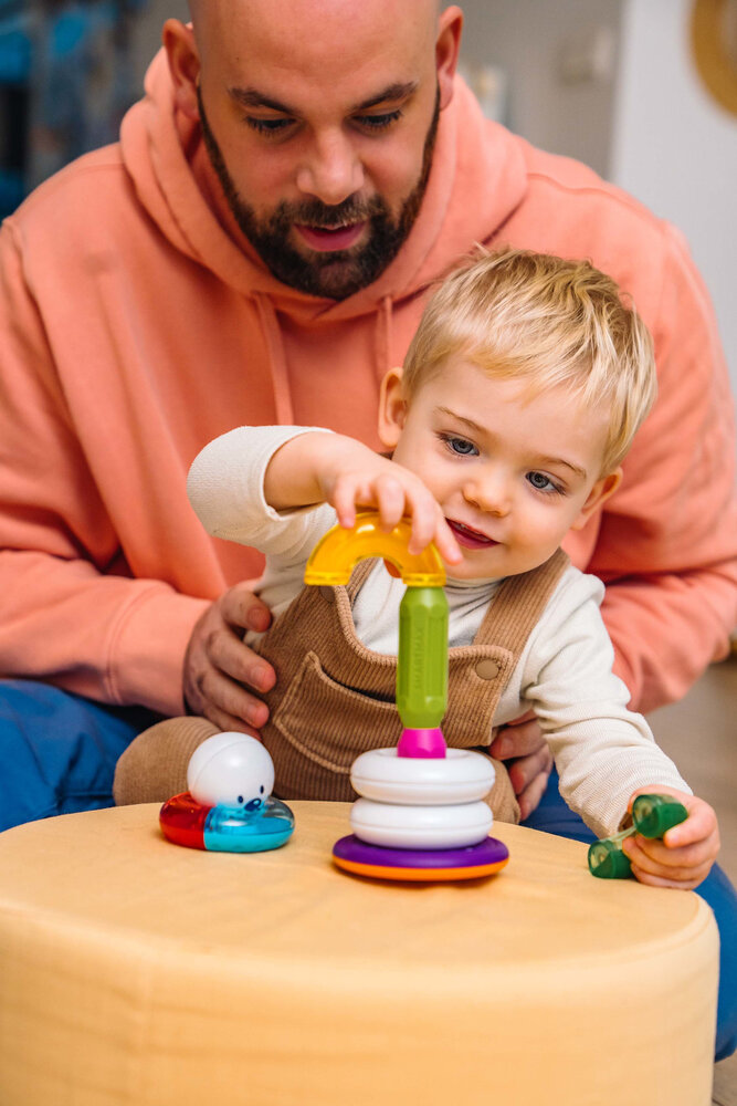 Kind stapelt grote magnetische ringen van SmartMax