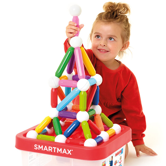 Kind bouwt hoge toren met SmartMax Build XXL magneten
