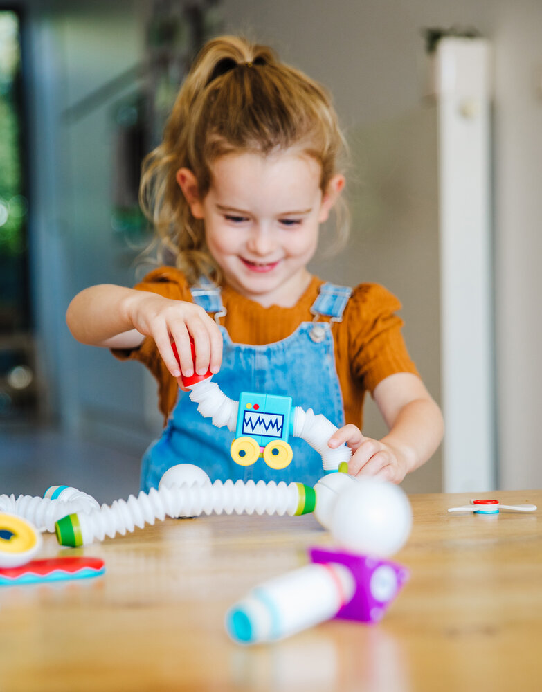 Kind bouwt flexibele robot met SmartMax Roboflex Plus set