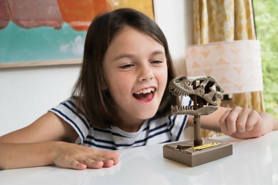 Kind speelt met 4M Kidzlabs Brullende T-Rex Schedel