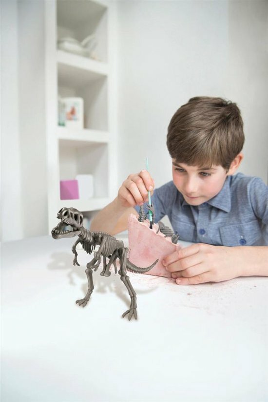 kinderen werken samen aan diorama