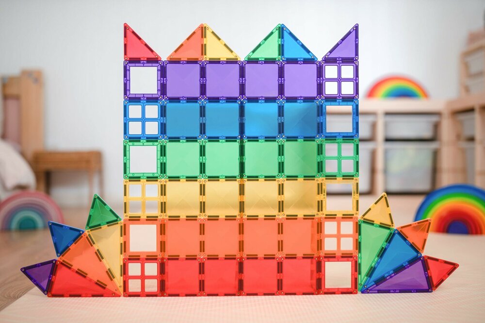 Kleurrijke bouwwerken gemaakt met Connetix Magnetische Rainbow Starter Set