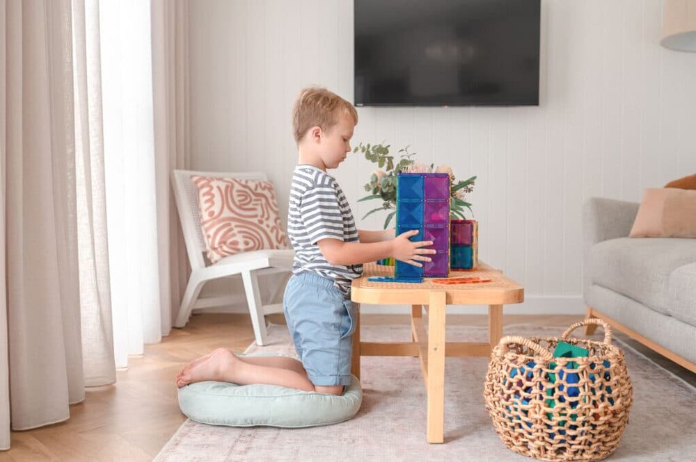 Kind speelt met Connetix Magnetische Rainbow Rectangle Pack 18-delig