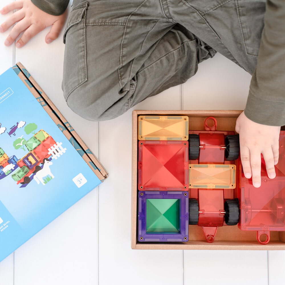 Kind speelt met Connetix Magnetische Tegels &ndash; bewegende constructie