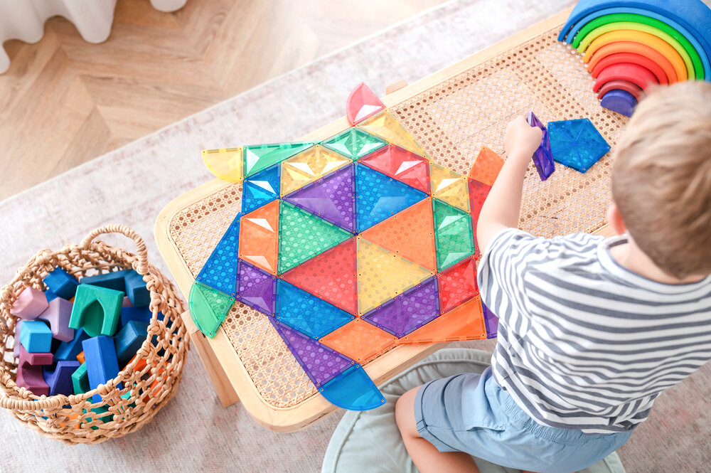 Connetix Magnetische Tegels &ndash; kind bouwt 3D-structuur met driehoeken