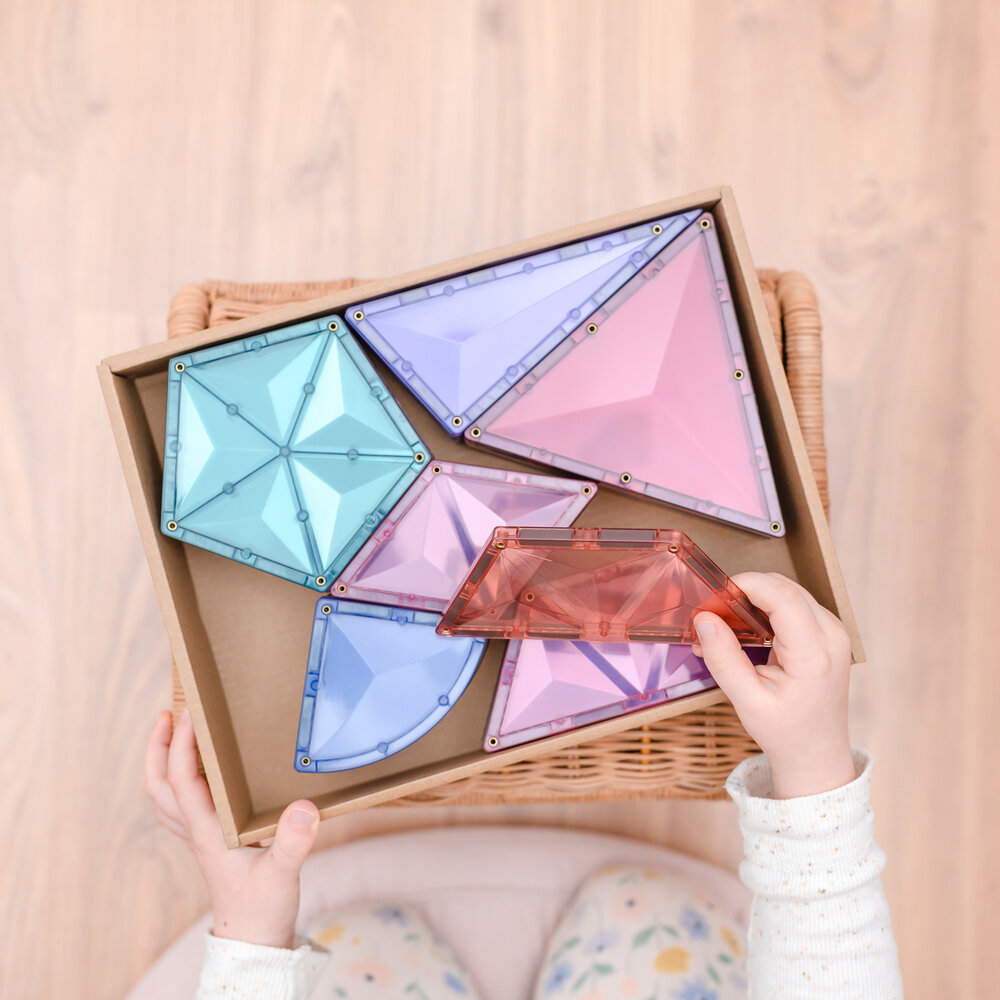 Connetix Magnetische Tegels &ndash; kind bouwt met pastel driehoeken