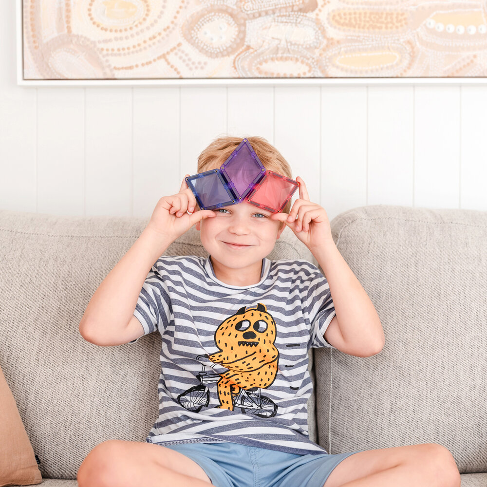 Kind speelt met Connetix Magnetische Tegels &ndash; pastelkleurig bouwwerk