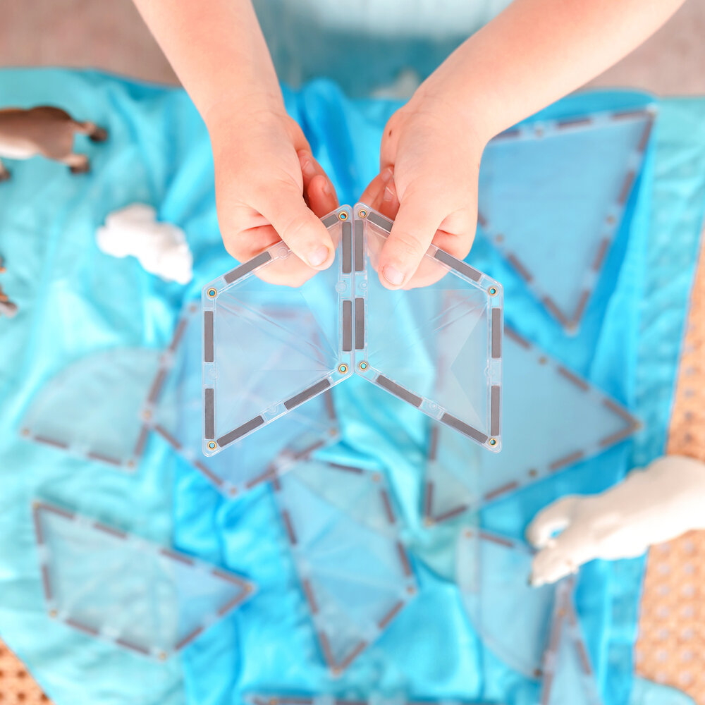Connetix Magnetische Tegels &ndash; kind bouwt piramide van heldere tegels
