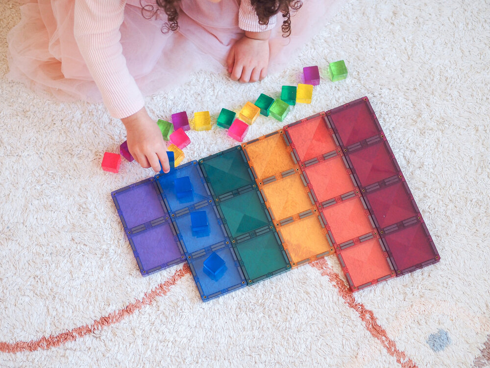 Connetix Magnetische Tegels &ndash; kind bouwt brug met rechthoeken