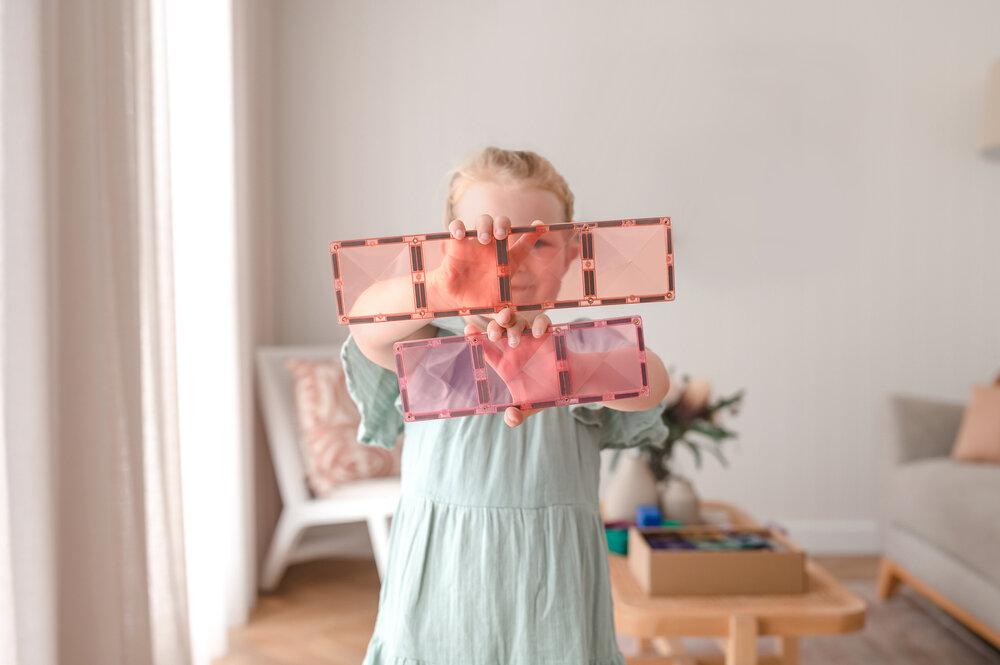 Kind speelt met Connetix Magnetische Tegels &ndash; pastel bouwwerk