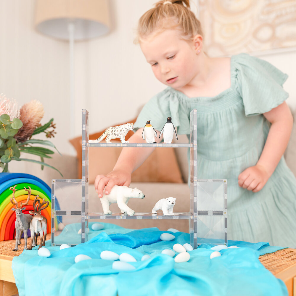 Connetix Magnetische Tegels &ndash; kind bouwt brug met heldere rechthoeken