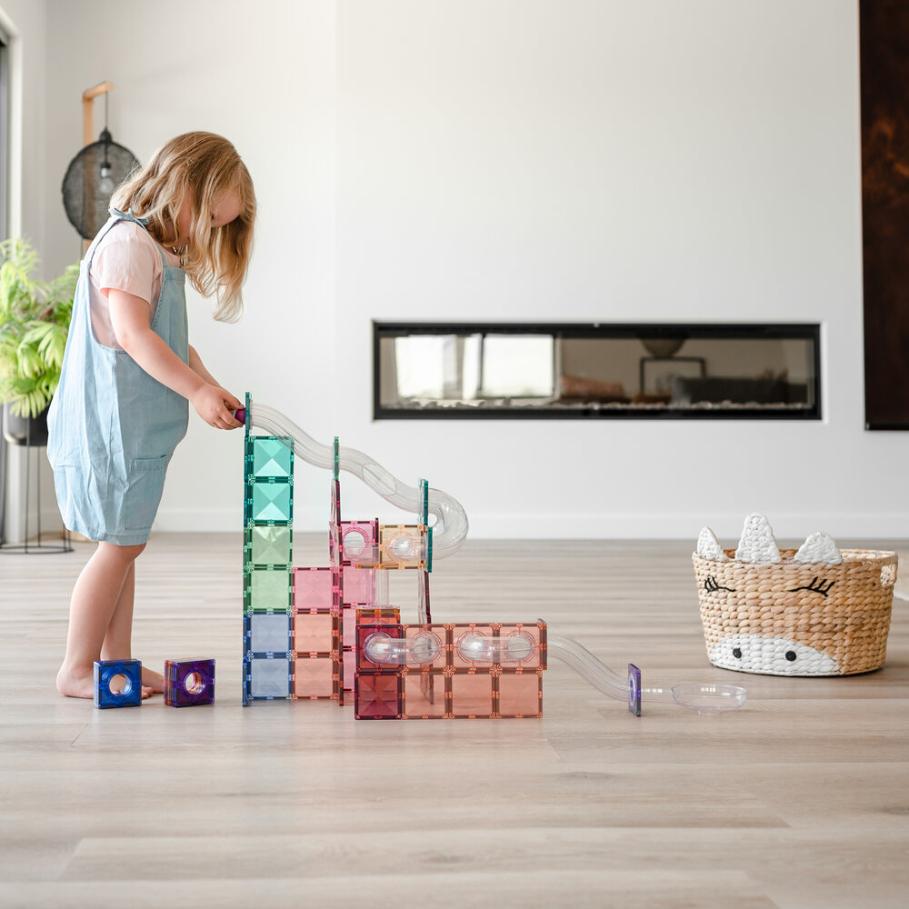 Kinderen bouwen knikkerbaan met Connetix magnetische tegels