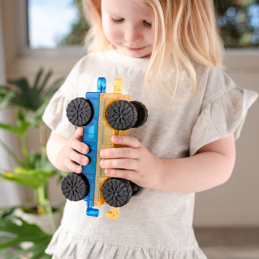Kind bouwt voertuig met Connetix Rainbow Car Pack