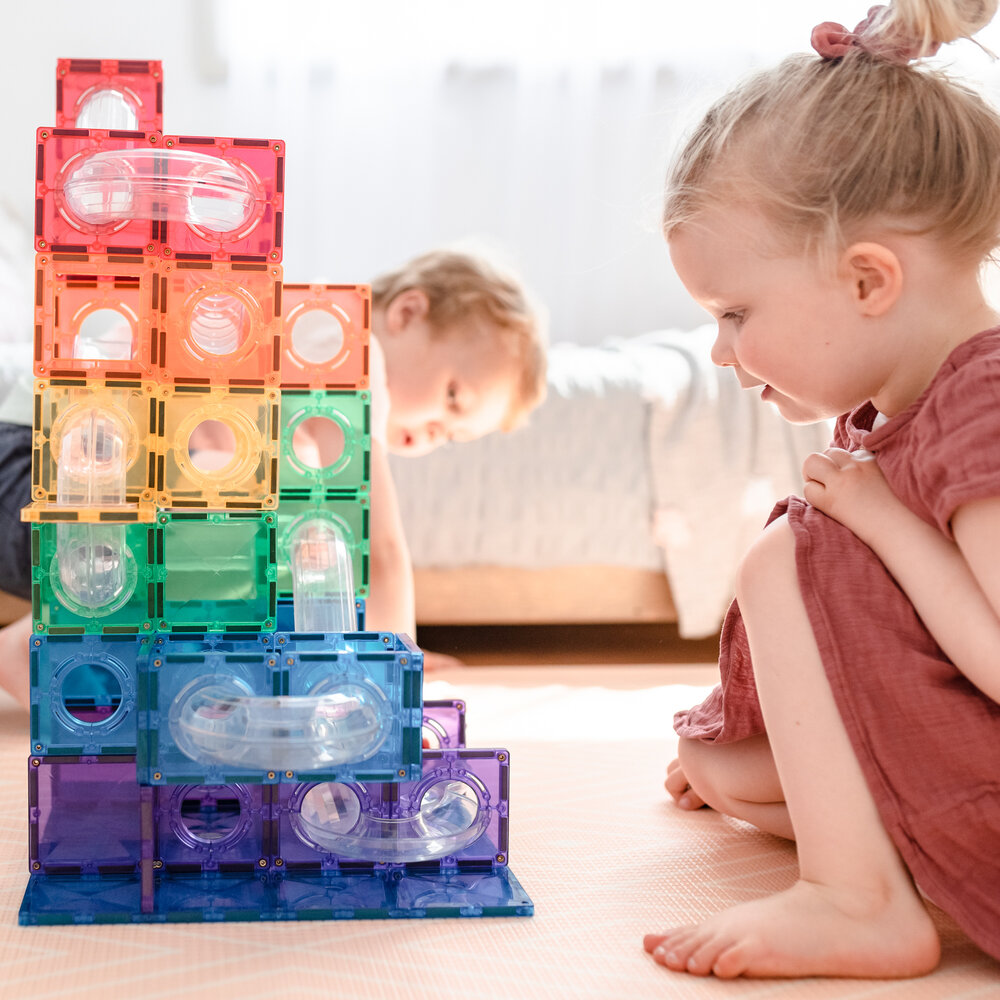 Knikkerbaan gebouwd met Connetix Rainbow Ball Run Pack