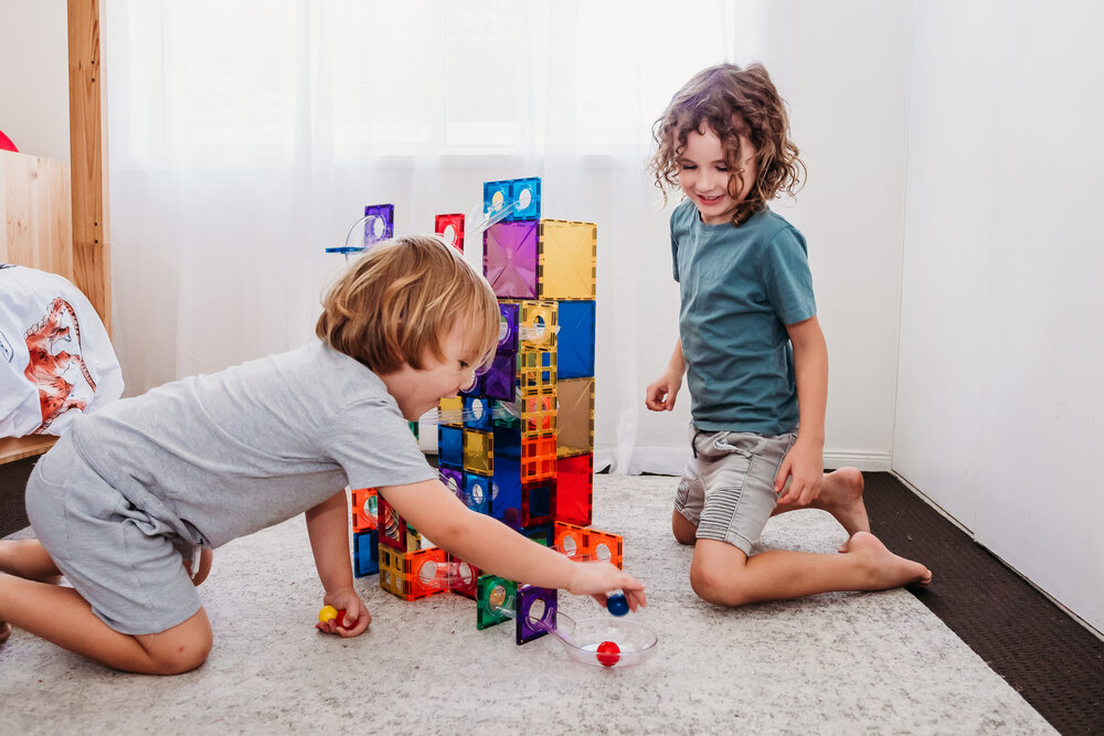 Kind bouwt knikkerbaan met Connetix Ball Run Pack 92-delig