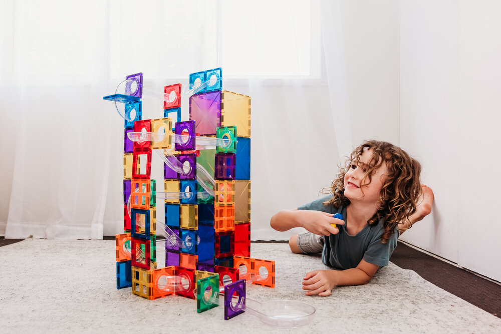 Educatief speelgoed Connetix Ball Run Pack op tafel