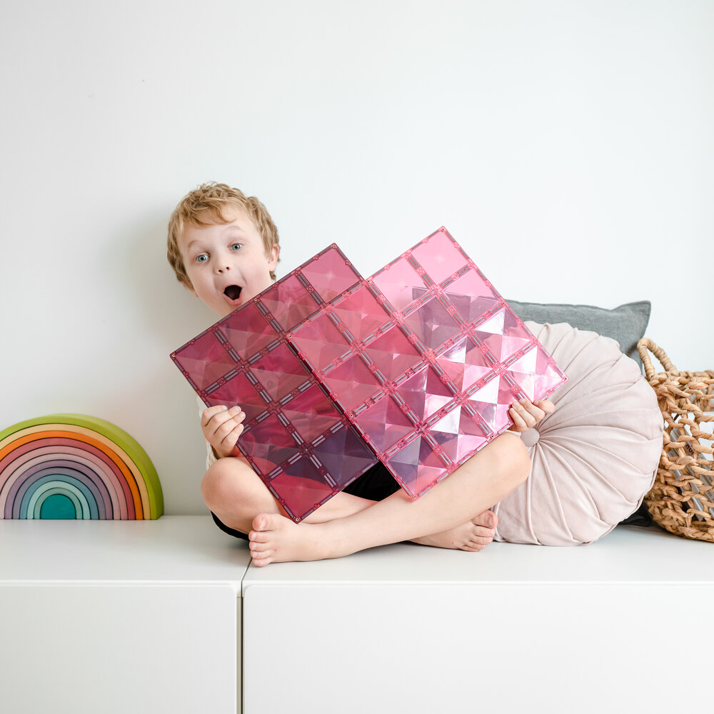 Kind bouwt op Connetix bodemplaten Pink &amp; Berry