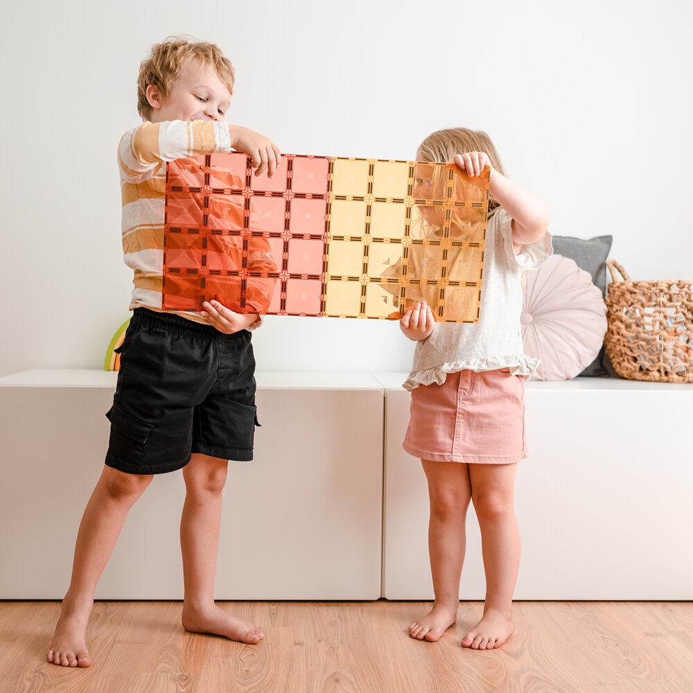 Kind bouwt met Connetix Bodemplaten Lemon &amp; Peach