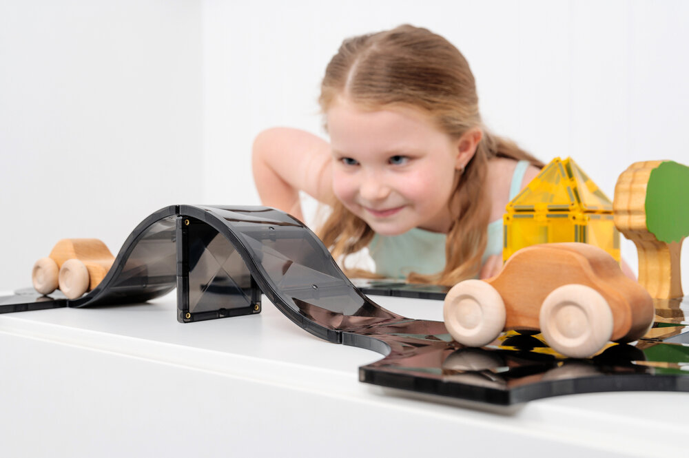 Kind speelt met Connetix Creative Roads Pack