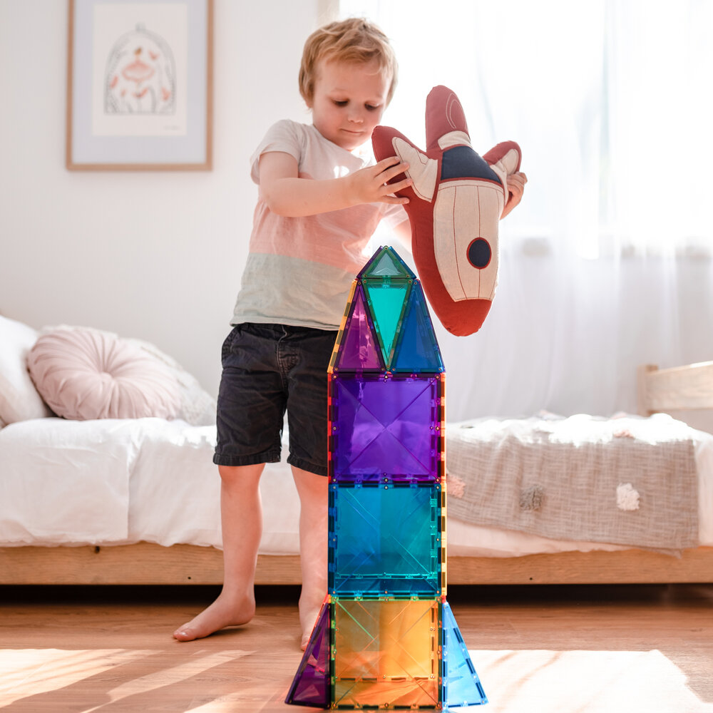 Kind speelt met Connetix Rainbow Mega Pack 212-delig