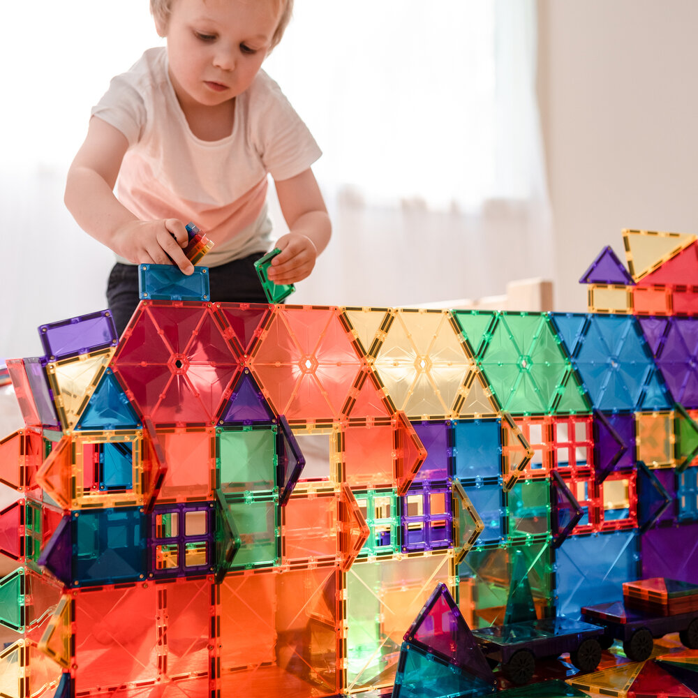 Kind speelt met Connetix Rainbow Mega Pack 212-delig