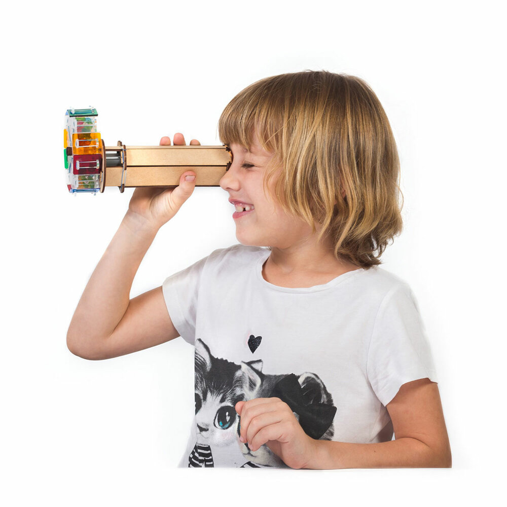 Kind kijkt door zelfgebouwde Smartivity Kaleidoscoop van hout