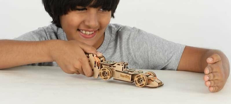 Kind bouwt Smartivity Stem Wheels Speedster met houten tandwielen