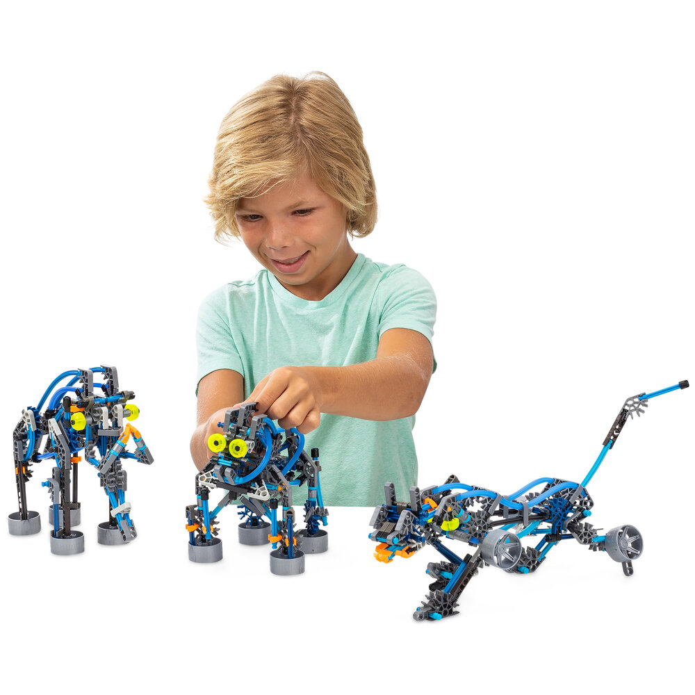 Kind bouwt robotdier met K&rsquo;Nex Cyborg Creatures Bouwset