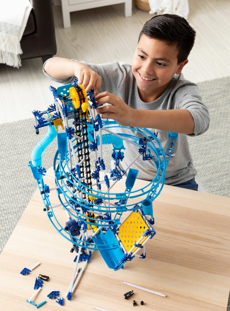 Kind bouwt K&rsquo;Nex Knikkerbaan met motorische lift