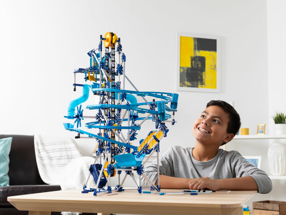 Kind kijkt hoe knikkers door de K&rsquo;Nex-baan rollen