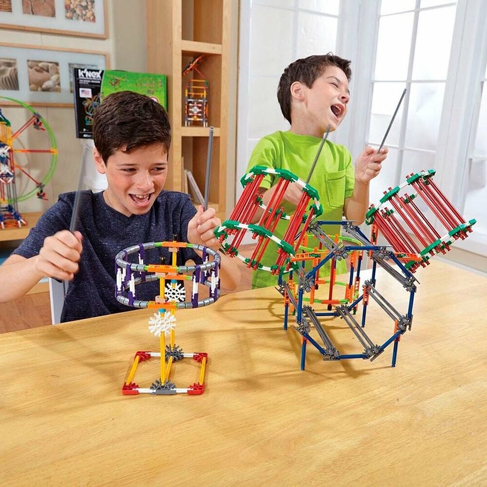 Kind bouwt model uit K&rsquo;Nex Classic Bouwset 100 Modellen &ndash; 863-delig