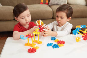 Fantasievriendjes gemaakt met Kid K&rsquo;Nex op tafel