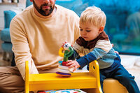 Peuter speelt met SmartMax My First Stacking Rings op de vloer