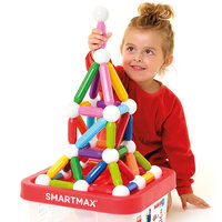 Kind bouwt hoge toren met SmartMax Build XXL magneten