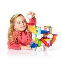 Kind bouwt bocht met SmartMax Click &amp; Roll buizen en bollen