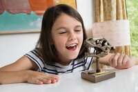 Kind speelt met 4M Kidzlabs Brullende T-Rex Schedel