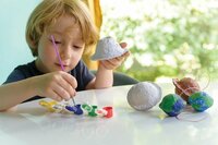 Kind maakt gerecycled papier met 4M STEAM papierworkshop