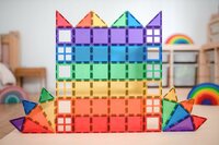 Kleurrijke bouwwerken gemaakt met Connetix Magnetische Rainbow Starter Set