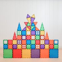 Kleurrijke bouwwerken gemaakt met Connetix Magnetische Rainbow Starter Set