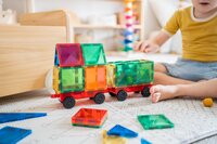 Connetix Magnetische Tegels &ndash; kind bouwt voertuig met wielen