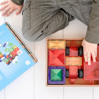 Kind speelt met Connetix Magnetische Tegels &ndash; bewegende constructie