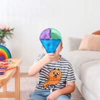 Kind speelt met Connetix Magnetische Tegels &ndash; kleurrijke constructie