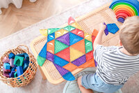 Connetix Magnetische Tegels &ndash; kind bouwt 3D-structuur met driehoeken