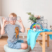 Kind speelt met Connetix Magnetische Tegels &ndash; licht schijnt door bouwwerk