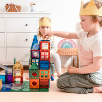 Kind bouwt knikkerbaan met Connetix Ball Run Pack 92-delig