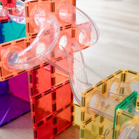Educatief speelgoed Connetix Ball Run Expansion Pack op tafel