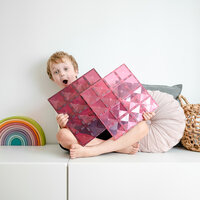 Kind bouwt op Connetix bodemplaten Pink &amp; Berry