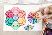 Kind bouwt met Connetix Pastel Mega Pack 202-delig