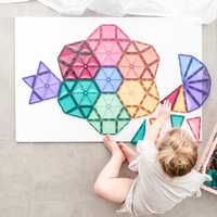 Kind bouwt met Connetix Pastel Mega Pack 202-delig